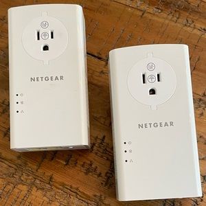 NETGEAR Powerline 2000 + Extra Outlet
